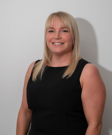 Laura , ESTATE AGENT